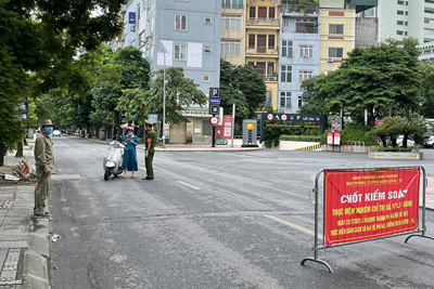 Thường trực Thành ủy Hà Nội yêu cầu kiểm tra, giám sát chặt chẽ việc cấp giấy đi đường
