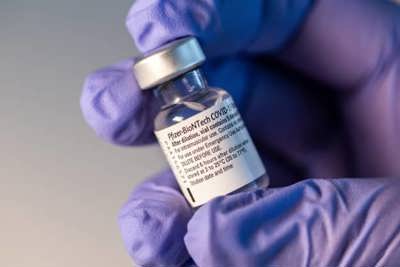 Các hãng sản xuất vaccine Covid-19 ráo riết nghiên cứu “siêu biến thể” Omicron