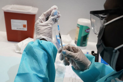 Cơ quan y tế EU tuyên bố chưa cần tiêm liều vaccine Covid-19 tăng cường