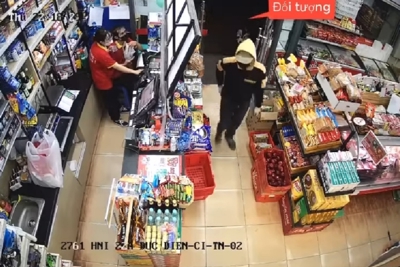 Hà Nội: Công an truy tìm đối tượng vào siêu thị cướp tài sản ở Phúc Diễn