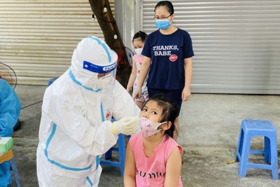 Chùm ảnh: Trẻ em quận Thanh Xuân lấy mẫu xét nghiệm Covid-19