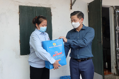 Trao 1.200 túi “An sinh Công đoàn” tới công nhân lao động khó khăn tại huyện Sóc Sơn