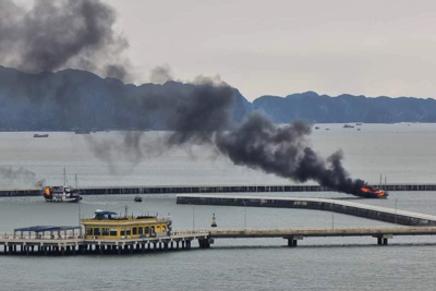 Quảng Ninh: Hai tàu du lịch bốc cháy dữ dội tại cảng tàu khách