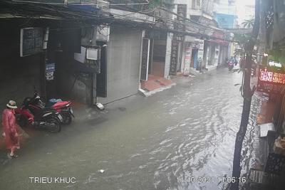 Hà Nội: Mưa lớn kéo dài, một số tuyến phố bị ngập