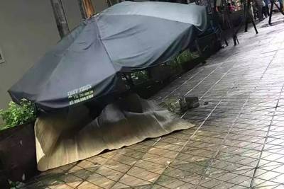 Hà Nội: Kinh hãi chứng kiến người phụ nữ rơi từ tầng 20 chung cư xuống đất