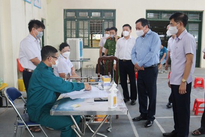 Phó Bí thư Thành ủy Nguyễn Văn Phong: Đẩy mạnh tuyên truyền để người dân hiểu rõ về hiệu quả tiêm vaccine