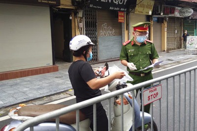Công an quận Hoàn Kiếm triển khai tổ kiểm tra lưu động kiểm soát giấy đi đường