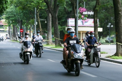 [Ảnh] Nhịp sống dần trở lại bình thường mới trên phố phường Hà Nội