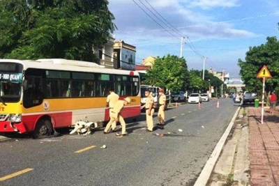 Ninh Bình: Va chạm xe buýt, 2 học sinh thương vong