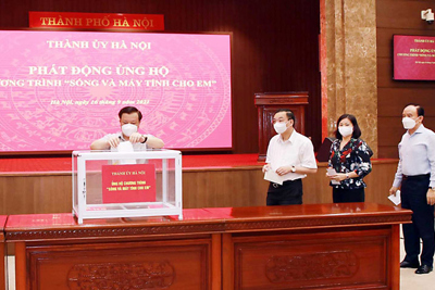 Cơ quan Thành ủy Hà Nội quyên góp ủng hộ Chương trình ''Sóng và máy tính cho em''