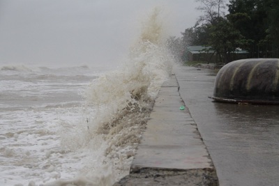 Nghệ An: Ảnh hưởng áp thấp nhiệt đới, xuất hiện sóng biển cao gần 5m ở Cửa Lò