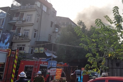 Cháy nhà trên phố Nguyên Hồng, cảnh sát giải cứu nhiều người mắc kẹt