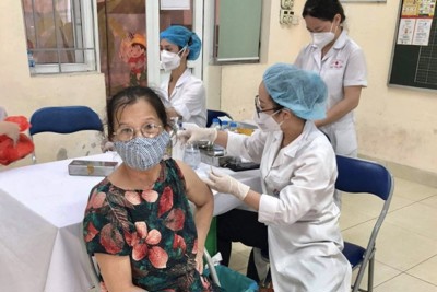 Người cao tuổi quận Thanh Xuân thấy yên tâm hơn khi được tiêm vaccine phòng Covid-19