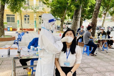 Đoàn cán bộ y tế tỉnh Tuyên Quang hỗ trợ “vùng đỏ” Thanh Xuân tiêm vaccine và lấy mẫu xét nghiệm