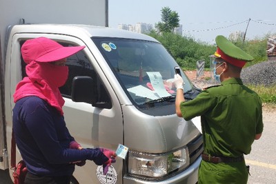 Hà Nội: Kiểm soát hơn 9.000 lượt người, nam thanh niên dùng giấy đi đường khống