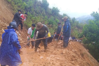 Miền Trung ngổn ngang trong mưa lũ