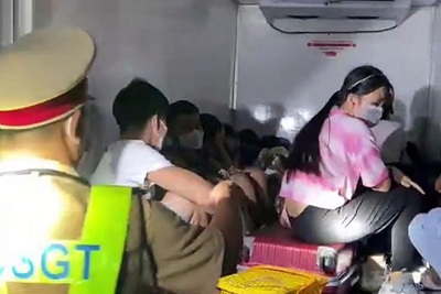 Bình Thuận: Phát hiện 15 người có cả trẻ em trong thùng xe đông lạnh "thông chốt" kiểm dịch