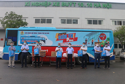 Người lao động Tổng Công ty Vận tải Hà Nội đón nhận 500 Túi An sinh Công đoàn