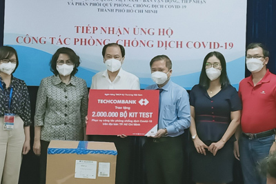 Techcombank trao tặng 2 triệu bộ Kit test Covid-19 cho công tác phòng chống dịch trên địa bàn TP Hồ Chí Minh