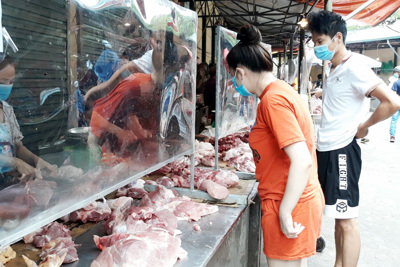 Hà Nội: Chợ truyền thống tấp nập, giá bình ổn trong ngày đầu tiên hết giãn cách