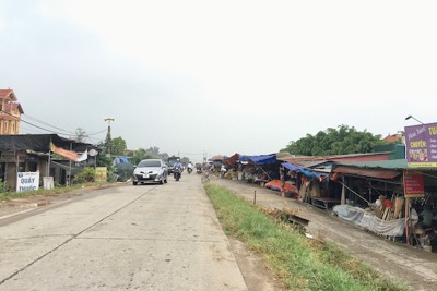 Loay hoay giải toả chợ họp trái phép ven đê tại huyện Mê Linh