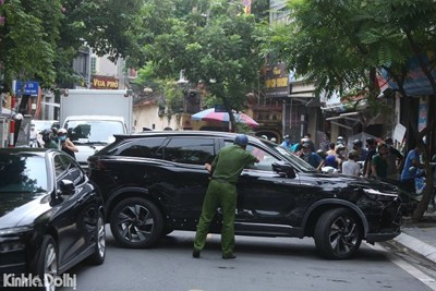 Hà Nội: Lái xe ô tô nghi ngáo đá “đại náo” phố Thụy Khuê