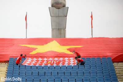 Cổ động viên Việt Nam trải sẵn cờ 200m2 trên sân Mỹ Đình tiếp sức cho ĐT Việt Nam