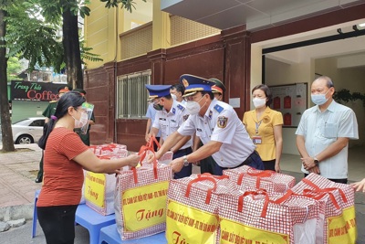 Trao 400 suất quà hỗ trợ các gia đình khó khăn ở quận Thanh Xuân