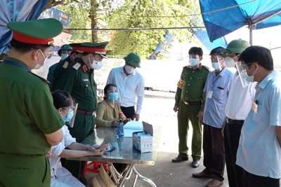 Đoàn kiểm tra số 14 của TP Hà Nội tặng quà lực lượng làm nhiệm vụ tại chốt kiểm soát dịch huyện Ba Vì