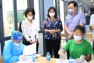 Phó Bí thư Thường trực Thành ủy Nguyễn Thị Tuyến: Tổ chức các dây chuyền tiêm vaccine, xét nghiệm cho người dân khoa học, hiệu quả