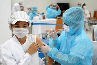 [Ảnh] Tiêm vaccine Covid-19 cho người lao động trong khu công nghiệp ở Hà Nội