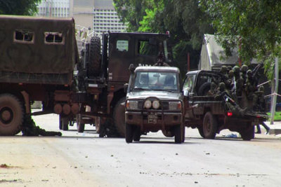 Quân đội Guinea đảo chính, bắt giữ Tổng thống Alpha Conde