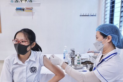 Chùm ảnh: Hơn 5.000 học sinh lớp 9 quận Thanh Xuân được tiêm vaccine phòng Covid-19