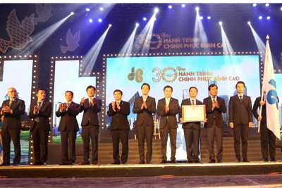 Tập đoàn Xây dựng Hòa Bình đón nhận Huân chương Lao động hạng Nhì