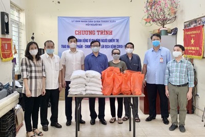 Quận Thanh Xuân: 120 suất quà hỗ trợ người dân gặp khó khăn do đại dịch