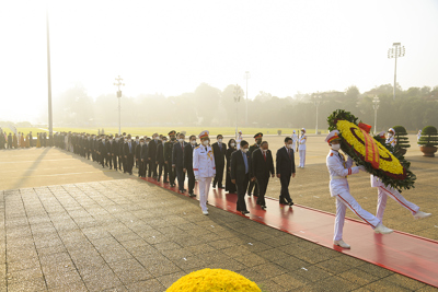 Lãnh đạo Đảng, Nhà nước và các đại biểu Quốc hội khóa XV vào Lăng viếng Chủ tịch Hồ Chí Minh trước khai mạc Kỳ họp thứ 2