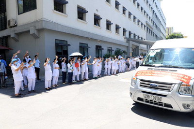 Bệnh viện Hữu Nghị tiếp tục cử đoàn 30 y bác sĩ đến Tiền Giang chống dịch
