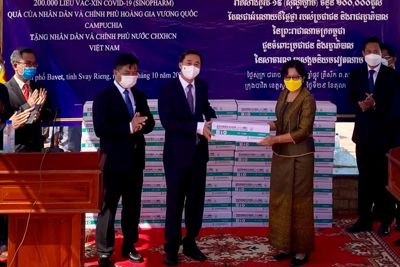 Campuchia trao tặng 200.000 liều vaccine phòng Covid-19 cho Việt Nam
