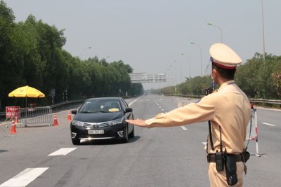 Hà Nội: Đội nắng kiểm soát phương tiện qua chốt