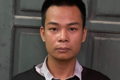 Hà Nội: Bắt giữ đối tượng mang dao khống chế nhân viên cửa hàng điện thoại cướp tài sản