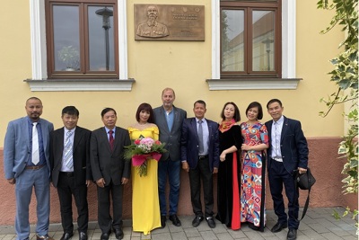 Hội người Việt Nam tại Slovakia trao quà của Chủ tịch Quốc hội Vương Đình Huệ cho thị trấn Horne Saliby
