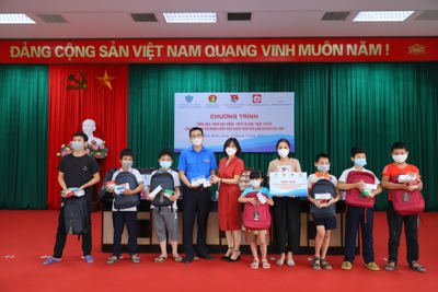 Trên 300 học sinh huyện Gia Lâm được nhận quà nhân dịp năm học mới và Tết trung thu 2021