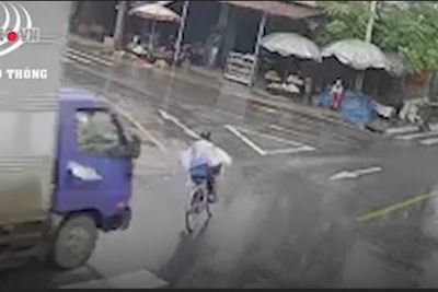 [Clip] Xe tải đi tốc độ cao, đâm vào người đi xe đạp đang sang đường