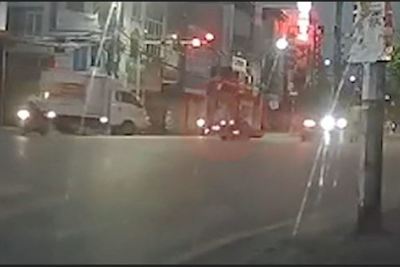 [Clip] Xe máy vượt đèn đỏ, lao thẳng vào người qua đường
