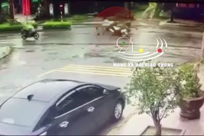 [Clip] Một phụ nữ bị xe máy đâm, văng xa vài mét khi đi sang đường