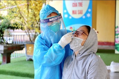 Y bác sĩ, tình nguyện viên Thái Nguyên ngày đêm hỗ trợ huyện Sóc Sơn hoàn thành “chiến dịch kép”