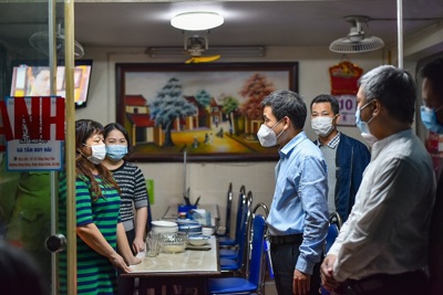 Quận Hoàn Kiếm: Kiểm tra, xử phạt nhà hàng vẫn chào mời khách sau 21 giờ đêm