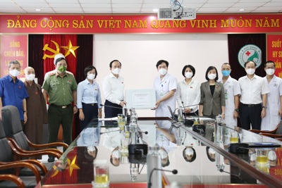 Hà Nội: Đoàn Đại biểu Quốc hội TP thăm, tặng quà lực lượng tuyến đầu chống dịch