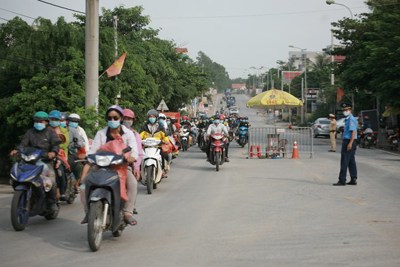 CSGT Hà Nội hỗ trợ hàng trăm người từ vùng dịch phía Nam vững tâm qua Thủ đô