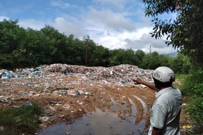Quảng Ngãi: Người dân khốn khổ vì phải sống chung với bãi rác gây ô nhiễm